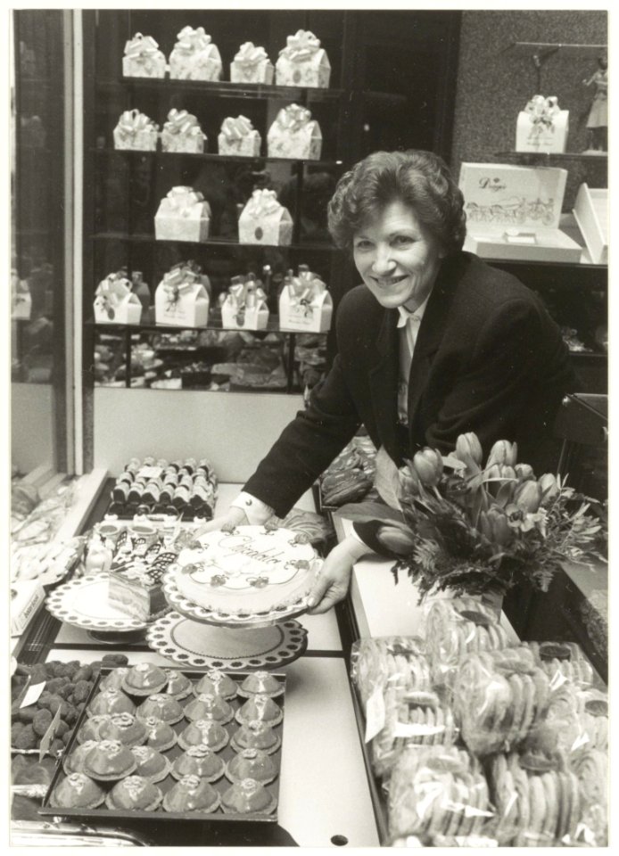 Mevrouw Stroet in de bakkerswinkel , Grote Houtstraat 173. NL-HlmNHA 54031579
