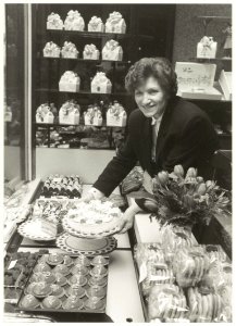 Mevrouw Stroet in de bakkerswinkel , Grote Houtstraat 173. NL-HlmNHA 54031579