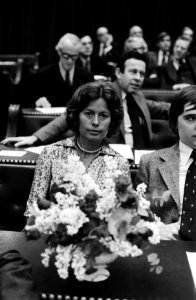 Mevrouw Vrijlandt Krijnen met bloemstuk in Tweede Kamer bank, Bestanddeelnr 929-4978