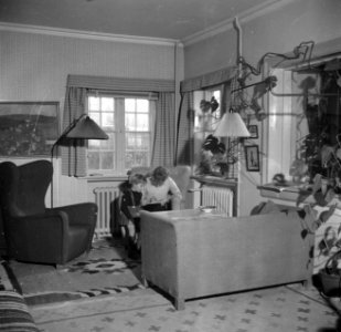 Mevrouw Svendsen met haar jongste dochter in de zitkamer, Bestanddeelnr 252-8753