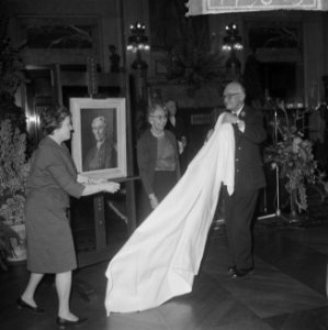 Mevrouw Van Walsum nam afscheid van ambtenaren stadhuis hier bij haar portret, Bestanddeelnr 917-5015