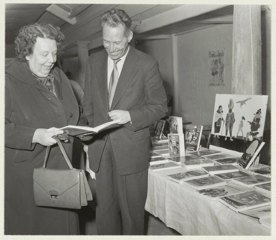 Mevrouw Scheltema-Conradi en wethouder D.Geluk in de Vishal. NL-HlmNHA 54011315
