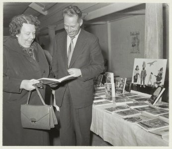 Mevrouw Scheltema-Conradi en wethouder D.Geluk in de Vishal. NL-HlmNHA 54011315