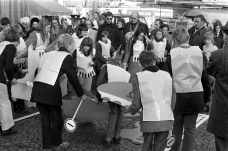 Mevrouw Samkalden start kinderpostzegelactie op Dam, Amsterdam, Bestanddeelnr 925-1198
