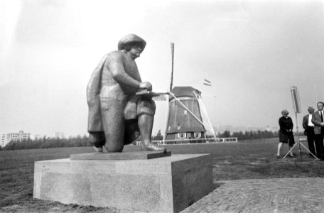 Mevrouw Wezelaar onhult beeld van Rembrandt van haar echtgenoot H. M. Wezelaar a, Bestanddeelnr 922-8232