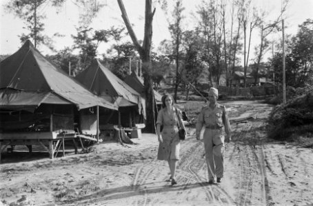 Mevrouw Spoor (in het uniform van een luitenant van het Vrouwenkorps KNIL) en e…, Bestanddeelnr 68-5-6