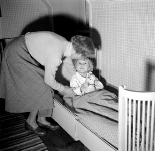 Mevrouw Svendsen bij haar jongste dochter die in bed ligt met een knuffelbeer, Bestanddeelnr 252-8772