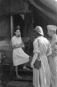 Mevrouw Spoor (in het uniform van een luitenant van het Vrouwenkorps KNIL) spree, Bestanddeelnr 68-5-1