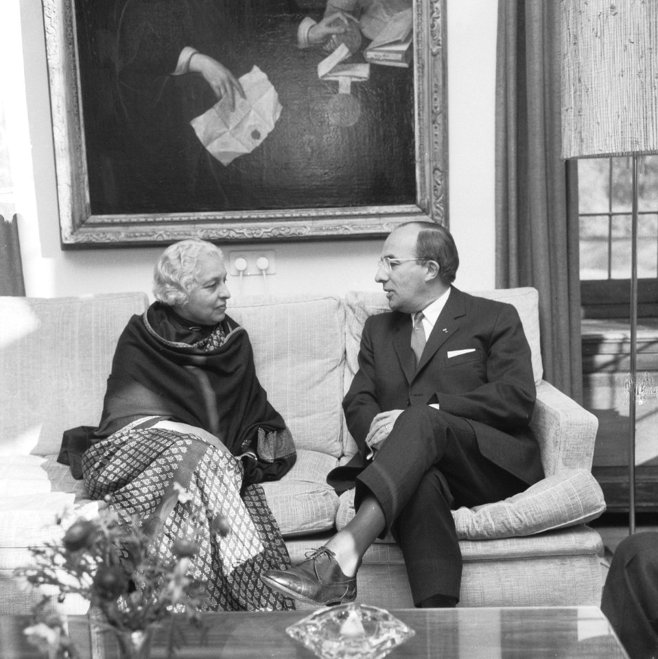 Mevrouw Vijaya Lakshmi Pandit en minister president Cals in gesprek, Bestanddeelnr 918-4415