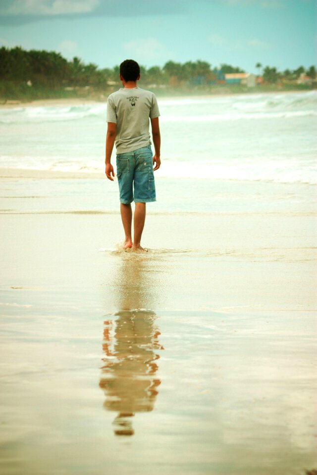 Walk alone reflect sea