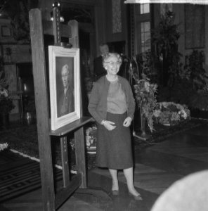 Mevrouw Van Walsum nam afscheid van ambtenaren stadhuis hier bij haar portret, Bestanddeelnr 917-5013