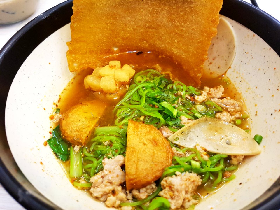 Mi yok (jade noodles) in tomyam soup, Bangkok, 2018-04-25