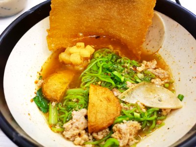 Mi yok (jade noodles) in tomyam soup, Bangkok, 2018-04-25