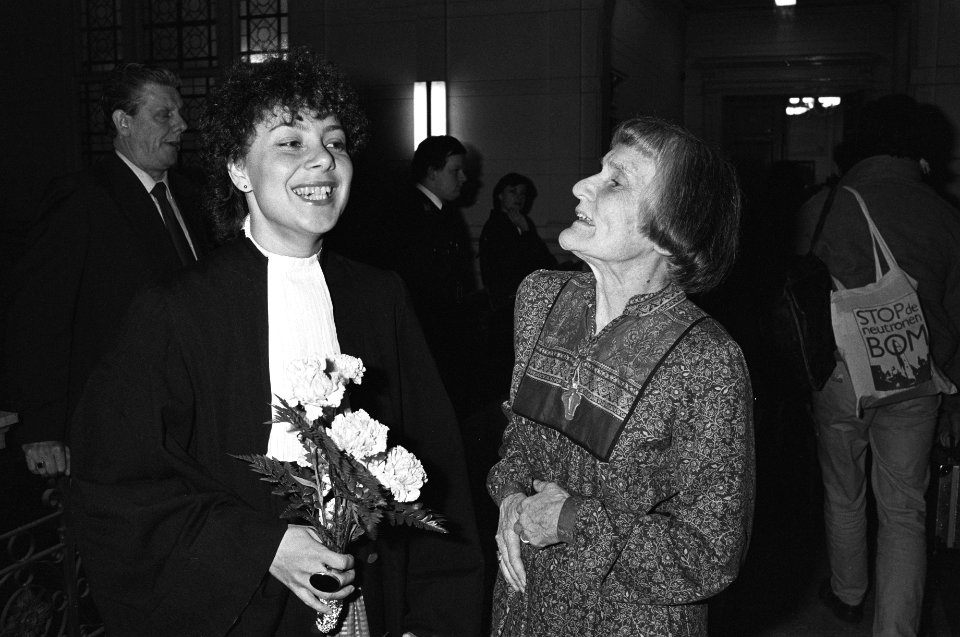 Mevrouw Wertheim met haar advocate mr Lotje van de Puttelaer, Bestanddeelnr 931-8079