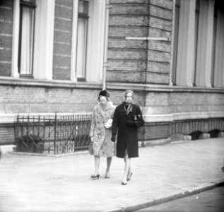 Mevrouw Von Amsberg en dochter maken wandeling, Bestanddeelnr 918-8656