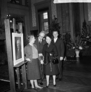 Mevrouw Van Walsum nam afscheid van ambtenaren stadhuis hier bij haar portret, Bestanddeelnr 917-5014