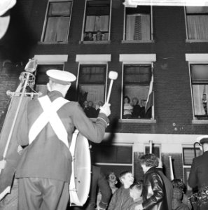 Mevrouw van Wingaarden 100 jaar te Rotterdam, de band speelt voor haar deur, Bestanddeelnr 918-5897