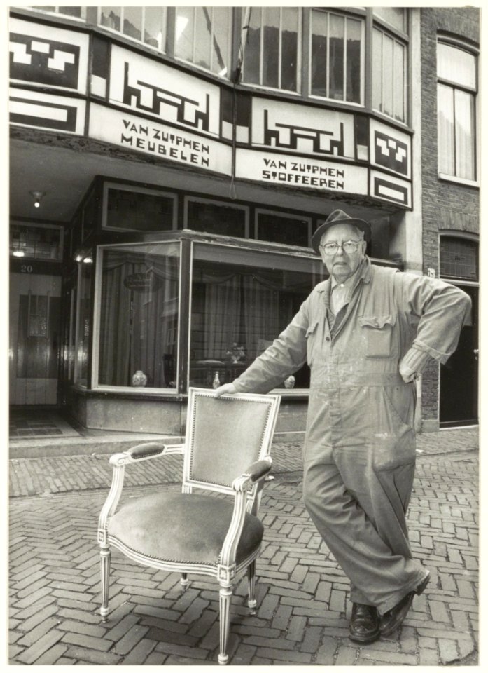 Meubelmaker Th. van Zutphen voor zijn bedrijf aan de Ridderstraat. NL-HlmNHA 54031995