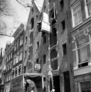 Meubels worden naar boven getakeld bij een verhuizing Op de verhuisauto Alb F, Bestanddeelnr 252-1388