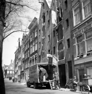 Meubels worden naar boven getakeld bij een verhuizing Op de verhuisauto Alb F, Bestanddeelnr 252-1387