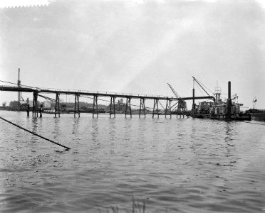 Metrobouw in Rotterdam. Eiland Brieneroord met pijpen, baggermolensbrug, Bestanddeelnr 912-5161