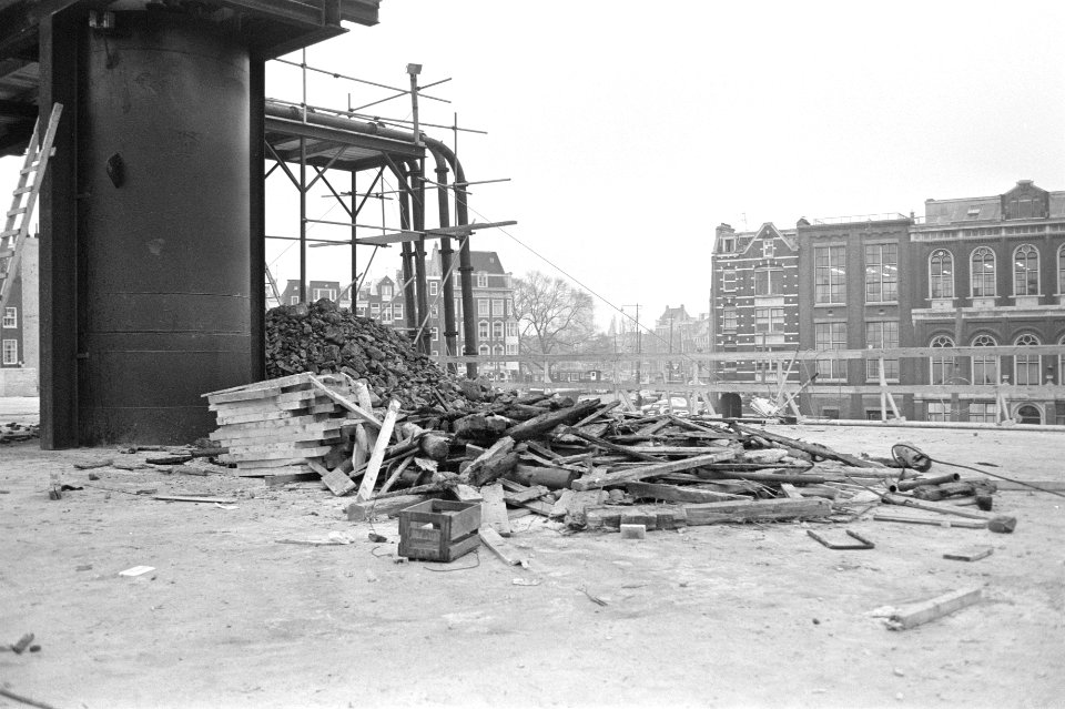 Metrobouw Amsterdam, afzinken van caisson Waterlooplein gehinderd door oude walm, Bestanddeelnr 925-2832