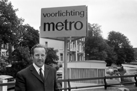 Metrobouw begint, Amsterdam heer H. du Bois geeft inlichtingen in mobiel kant, Bestanddeelnr 923-7592