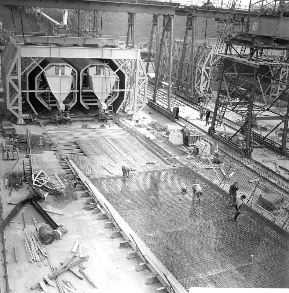 Metrobouw in Rotterdam. Betonvlechters aan het werk, Bestanddeelnr 913-0425