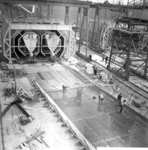 Metrobouw in Rotterdam. Betonvlechters aan het werk, Bestanddeelnr 913-0425