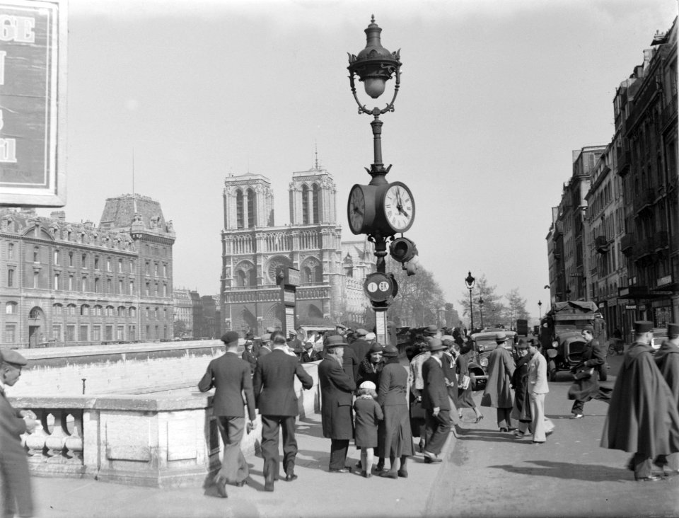 Metro-ingang bij Notre Dame te Parijs, Bestanddeelnr 190-0728
