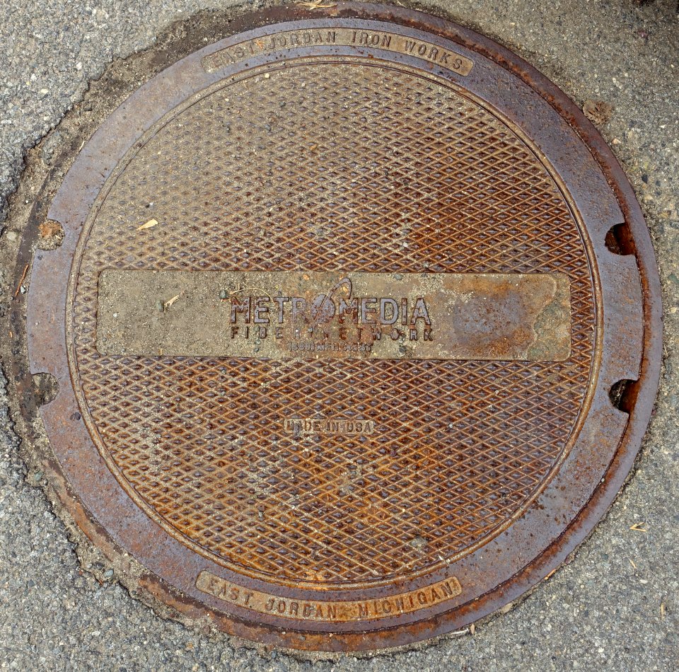 Metromedia Fiber Network, Made in USA, East Jordan Iron Works, East Jordan Michigan - Arlington, MA - DSC08531
