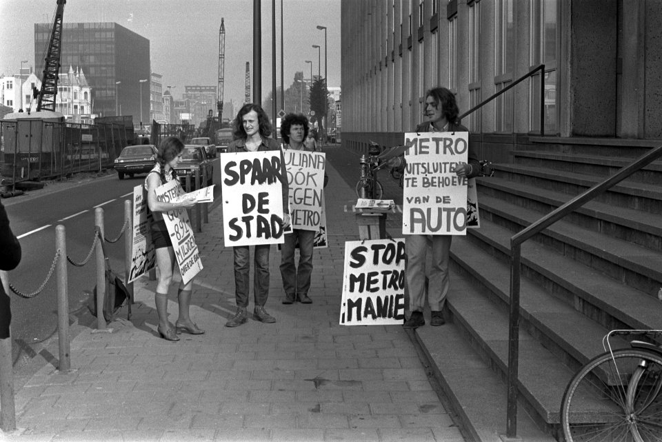 Metromaquettes bij Publieke Werken Amsterdam, demonstranten met borden stop met, Bestanddeelnr 924-9668