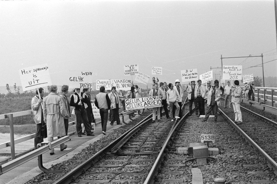 Metro-personeel bezet traject Gaasperplas bij station Diemen-Zuid, Bestanddeelnr 933-6740