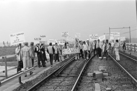 Metro-personeel bezet traject Gaasperplas bij station Diemen-Zuid, Bestanddeelnr 933-6740