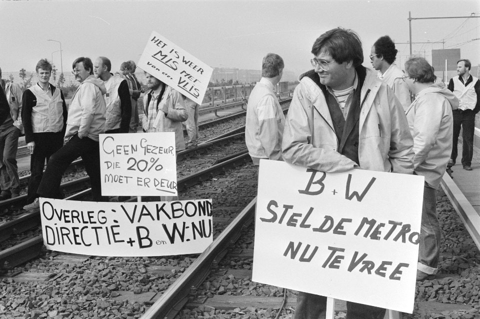 Metro-personeel bezet traject Gaasperplas bij station Diemen-Zuid, Bestanddeelnr 933-6739