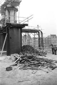 Metrobouw Amsterdam, afzinken van caisson Waterlooplein gehinderd door oude walm, Bestanddeelnr 925-2822