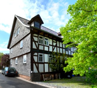 Michelsberg (Schwalmstadt), Fachwerkhaus neben Schule