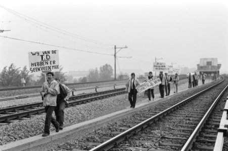 Metro-personeel bezet traject Gaasperplas bij station Diemen-Zuid, Bestanddeelnr 933-6741