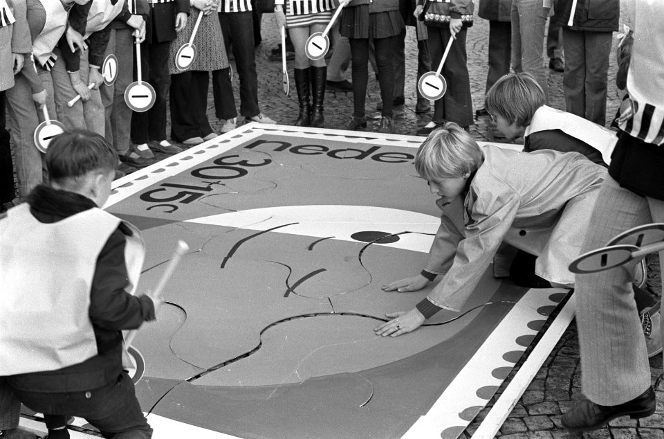 Mevrouw Samkalden start kinderpostzegelactie op Dam, Amsterdam, kinderen maken z, Bestanddeelnr 925-1197