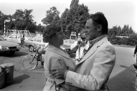 Michels wordt begroet door een vrouwelijke supporter, Bestanddeelnr 928-1094