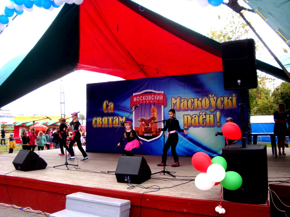 Michail Paulau Park in Minsk city - children singing - 12 September 2015 AD