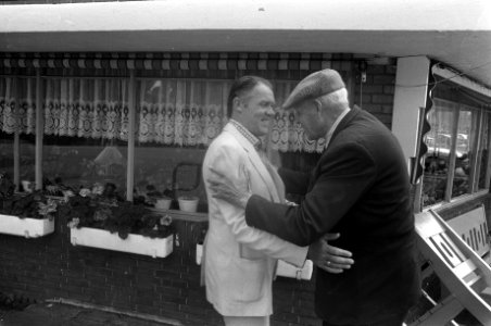 Michels begroet een oude Ajax-suppoost, Bestanddeelnr 928-1095