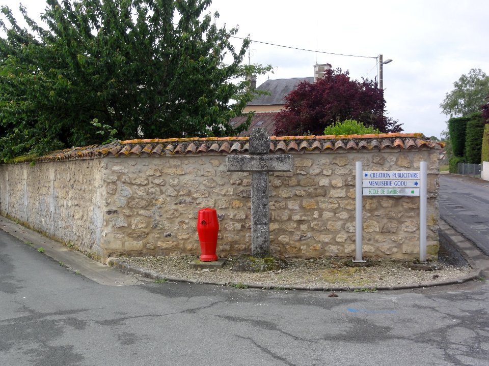 Migné-Auxances (Vienne) Croix au hameau de Limbre