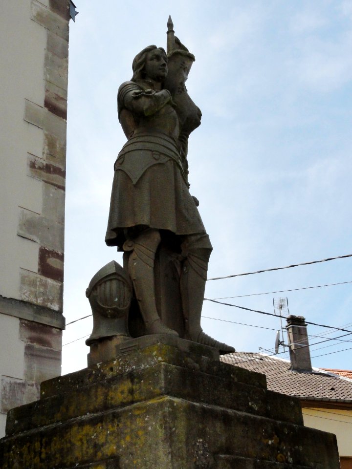 Mignéville (M-et-M) statue B devant église