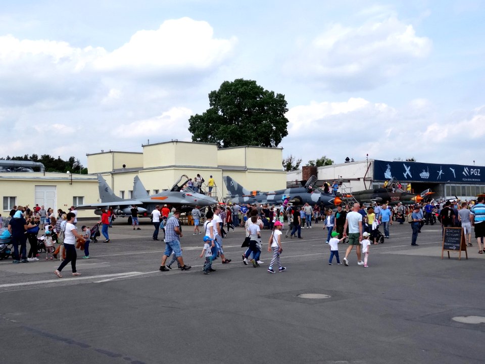 MiG-29 & Su-22s - Bdg Air Fair 60 5-2016