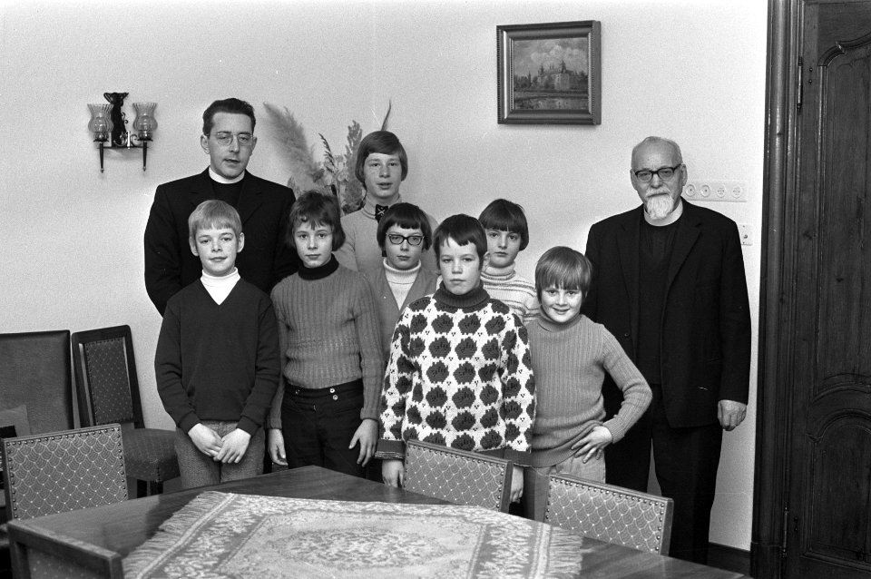 Mgr dr J M Gijsen (nieuw benoemde bisschop van Roermond), wandelend (links) , Bestanddeelnr 925-3476