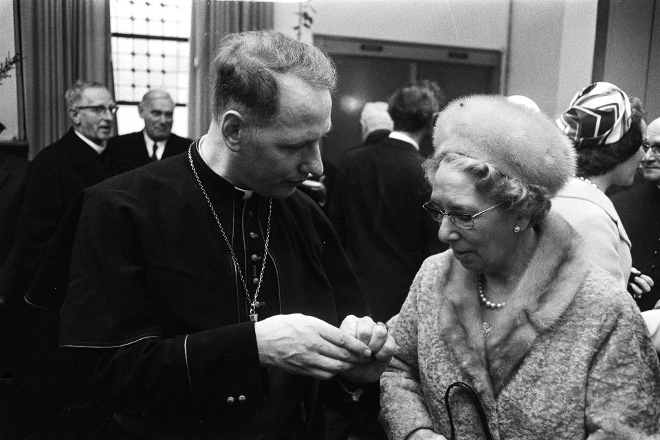 Mgr. Simonis (l) met zijn moeder, Bestanddeelnr 924-3710