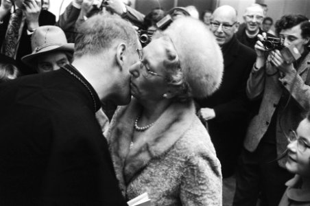 Mgr. Simonis (l) wordt gefeliciteerd door zijn moeder, Bestanddeelnr 924-3709