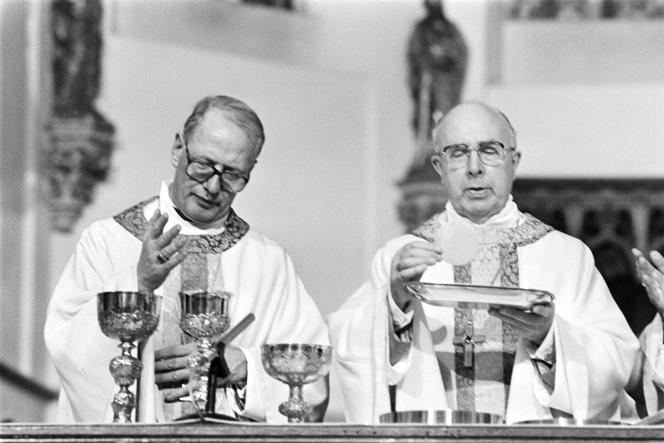 Mgr. Simonis (l) en kardinaal Willebrands tijdens de consecratie, Bestanddeelnr 932-8011