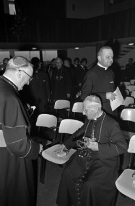 Mgr. M. Jansen (links) demonstreert koptelefoon voor de bisschop van Malta mgr. , Bestanddeelnr 920-4926